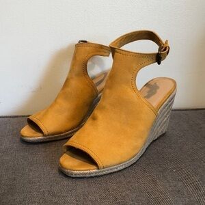 Market & Spruce Suede mustard yellow wedges size 9.5